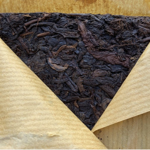 Шу пуэр Золотой бутон Бан Чжан Цзинь Я 2014 год кирпич 250 г. Photo 2